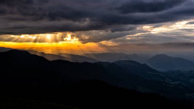 Rarau dağlarında gün batımı, Doğu Karpatlar, Romanya.
