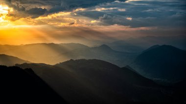 Rarau dağlarında gün batımı, Doğu Karpatlar, Romanya.