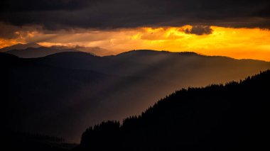 Rarau dağlarında gün batımı, Doğu Karpatlar, Romanya.