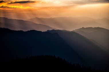 Rarau dağlarında gün batımı, Doğu Karpatlar, Romanya.
