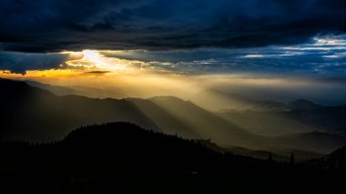 Rarau dağlarında gün batımı, Doğu Karpatlar, Romanya.