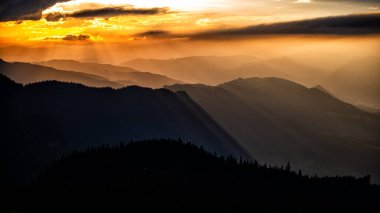 Rarau dağlarında gün batımı, Doğu Karpatlar, Romanya.