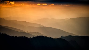 Rarau dağlarında gün batımı, Doğu Karpatlar, Romanya.