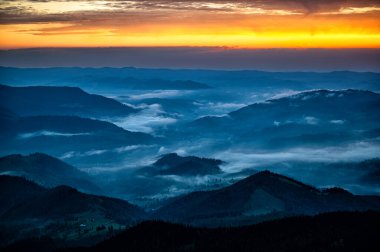 Rarau dağlarında gün doğumu, Doğu Karpatlar, Romanya.
