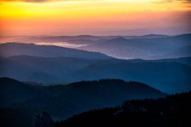 Rarau dağlarında gün doğumu, Doğu Karpatlar, Romanya.