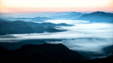Rarau dağlarında gün doğumu, Doğu Karpatlar, Romanya.