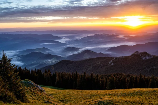 Rarau dağlarında gün doğumu, Doğu Karpatlar, Romanya.