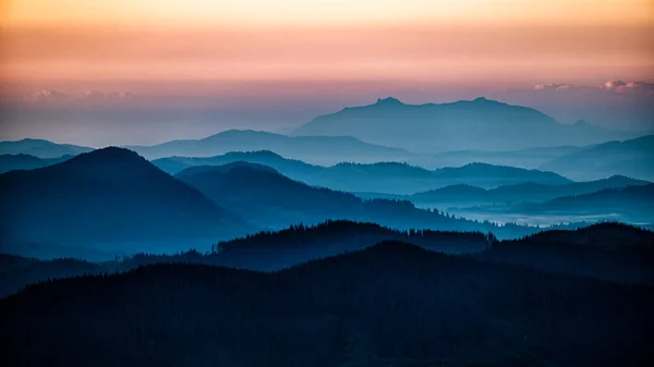 Ceahlau Massif Spatřen Pohoří Rarau Východní Karpaty Rumunsko — Stock fotografie
