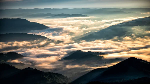 ララウ山脈の日の出 東部カルパティア ルーマニア — ストック写真