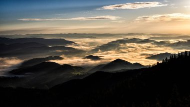 Rarau dağlarında gün doğumu, Doğu Karpatlar, Romanya.