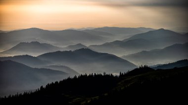Rarau dağlarında gün doğumu, Doğu Karpatlar, Romanya.