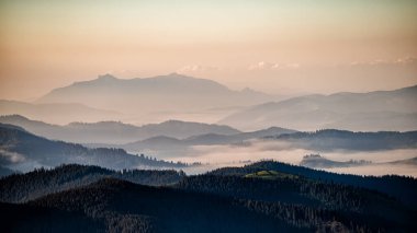 Rarau Dağları, Doğu Karpatlar ve Romanya 'da görülen Ceahlau Massif.