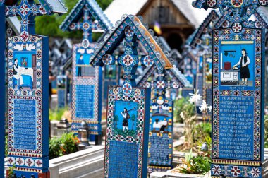 Sapanta, Maramures, Romanya - 17 Haziran 2022: Mutlu Mezarlık 'ta eşi benzeri olmayan mavi ahşap anıtlar