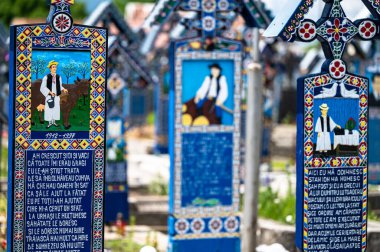 Sapanta, Maramures, Romanya - 17 Haziran 2022: Mutlu Mezarlık 'ta eşi benzeri olmayan mavi ahşap anıtlar