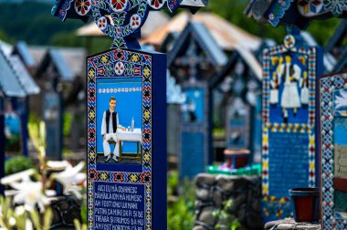 Sapanta, Maramures, Romanya - 17 Haziran 2022: Mutlu Mezarlık 'ta eşi benzeri olmayan mavi ahşap anıtlar