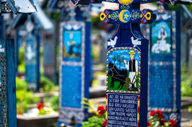 Sapanta, Maramures, Romanya - 17 Haziran 2022: Mutlu Mezarlık 'ta eşi benzeri olmayan mavi ahşap anıtlar