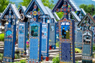 Sapanta, Maramures, Romanya - 17 Haziran 2022: Mutlu Mezarlık 'ta eşi benzeri olmayan mavi ahşap anıtlar