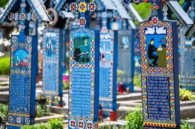 Sapanta, Maramures, Romanya - 17 Haziran 2022: Mutlu Mezarlık 'ta eşi benzeri olmayan mavi ahşap anıtlar