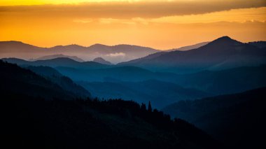Maramures ile Rodna Dağları, Karpatlar ve Romanya arasındaki Prislop Geçidi 'nden gün doğumu.
