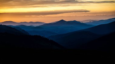 Maramures ile Rodna Dağları, Karpatlar ve Romanya arasındaki Prislop Geçidi 'nden gün doğumu.