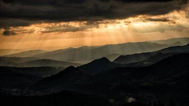 Prislop Geçidi 'nden gün batımı, Rodna (Rodnei) Dağları, Karpatlar, Romanya.