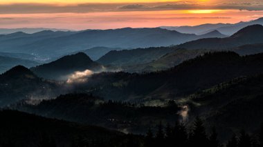 Prislop Geçidi 'nden gün batımı, Rodna (Rodnei) Dağları, Karpatlar, Romanya.