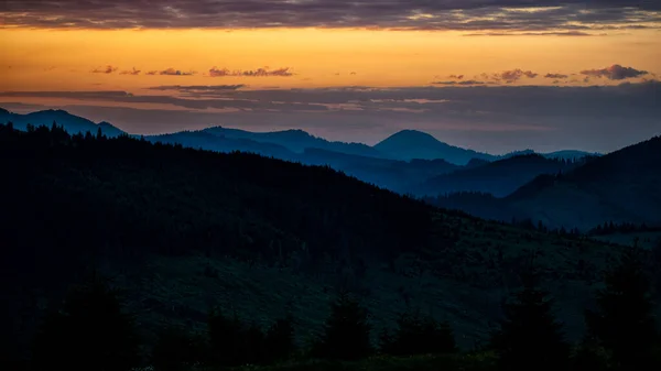 マラムール山脈とロドナ山脈の間のプリズロップ峠からの日の出 カルパティア ルーマニア — ストック写真
