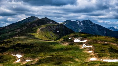 Rodna (Rodnei) dağlarının yaz manzarası, Karpatlar, Romanya.