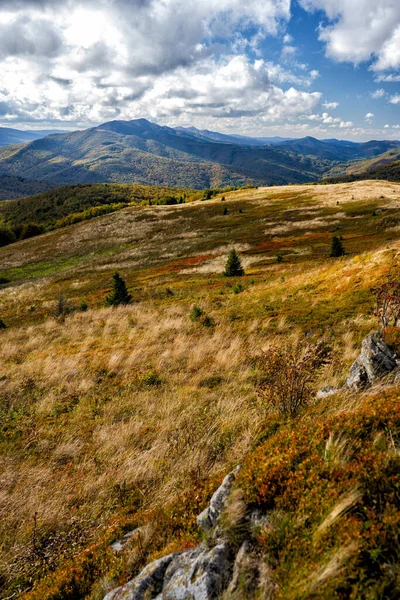 산에는 가을의 색깔로 장식되어 Bukowe Berdo Bieszczady National Park Carpathians — 스톡 사진