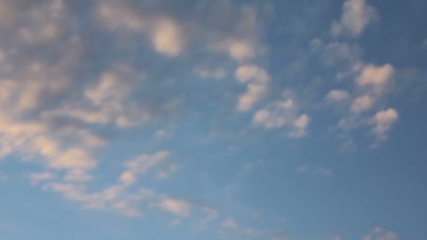 Ciel avec nuages en mouvement au crépuscule — Video