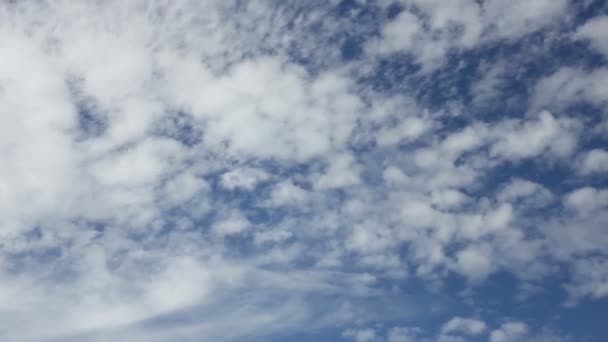 Hemel met wolken in beweging in de schemering — Stockvideo