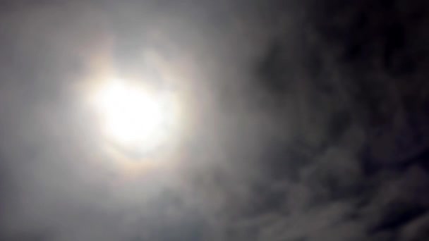Regenwolken und Sonne — Stockvideo