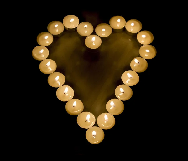 Sydän tehty kynttilöitä — kuvapankkivalokuva