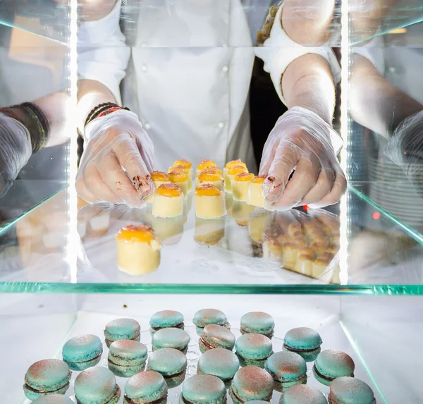 elinde bir pasta şefi