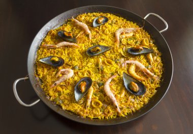 Deniz ürünleri paella