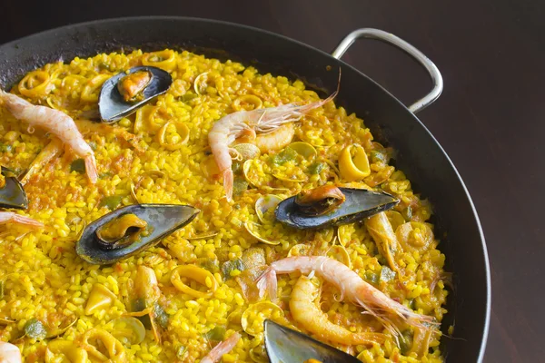 Deniz ürünleri paella