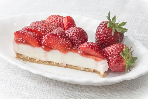 Cheesecake with strawberries — Stock Photo, Image