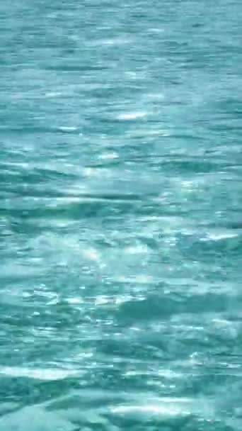 3Dアニメーション 垂直組成の小さな波と青い海の水面 — ストック動画
