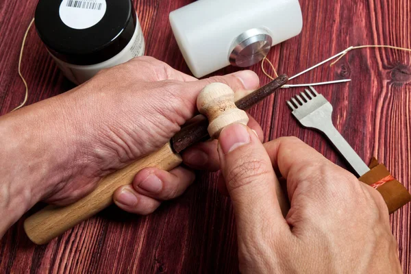 Artesano Edge Acabado Cuero Trabajar Con Encía Artesanía Habilidad Trabajo — Foto de Stock