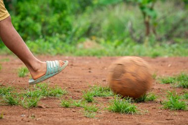 Çocuk Eski, Yaşlı ve Hasarlı Deri Futbol Topunu Tekmeliyor, Kırsal Bölgedeki Futbol Sahasında Futbol.