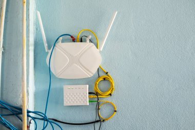 İnternet ve İnternetteki Modem Yönlendirici Kablosuz İletişimi Kurulup Duvarda Çalışıyor.