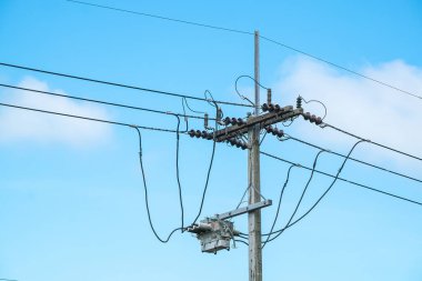 Güzel Mavi Gökyüzü Arkaplanında Elektrik Kutbu ve Elektrik Transformatörü.