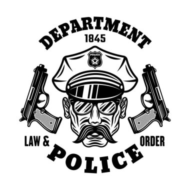 Bıyıklı bir polis şefi ve beyaz arka planda izole edilmiş iki silah taşıyıcı amblemi, etiketi, rozeti veya logosu var.