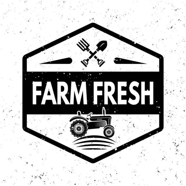 Granja vector fresco emblema monocromo, etiqueta, insignia o logotipo en estilo vintage con tractor sobre fondo con texturas grunge extraíbles — Vector de stock