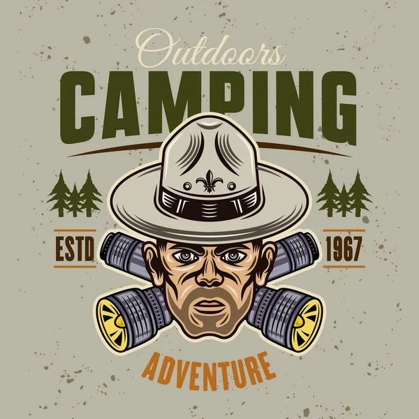 Camping y al aire libre emblema de color, insignia, etiqueta o logotipo en estilo vintage. Cabeza de hombre en sombrero boy scout y dos linternas cruzadas vector ilustración — Archivo Imágenes Vectoriales