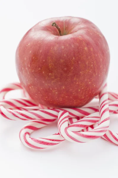 キャンディの杖の上に赤いリンゴ — ストック写真