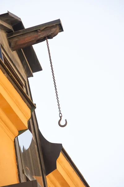 Цепь и крюк в старом городе Стокгольм — стоковое фото