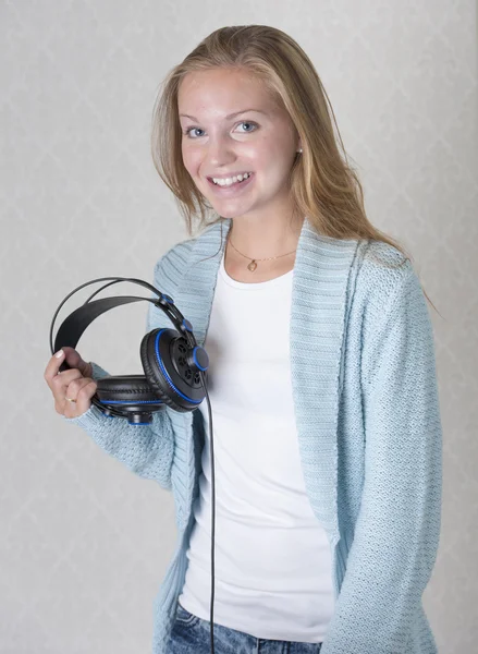 Schöne junge Frau mit Kopfhörern, die Musik hört — Stockfoto