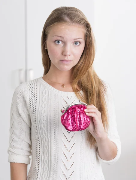 Young woman holding pink purse looking troubled — Stock Photo, Image