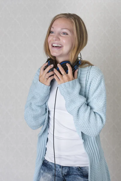 Schöne junge Frau mit Kopfhörern, die Musik hört — Stockfoto